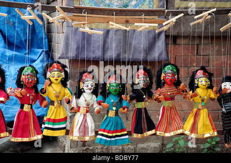 Linie der bunte bunte nepalesischen maskierte Tänzer Puppe Puppen Souvenirs zum Verkauf Markt Stall Durbar Square Kathmandu nepal Stockfoto