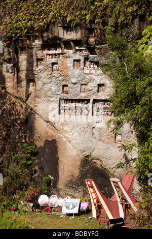 Indonesien Sulawesi Tana Toraja Lemo traditionelle Tau Tau Bildnisse von toten Menschen hoch auf Felsen über Gräber Stockfoto