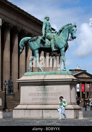 Statue von Prinz Albert Mann und Prinzgemahl von Queen Victoria auf einem Sockel außerhalb St Georges Hall in Liverpool