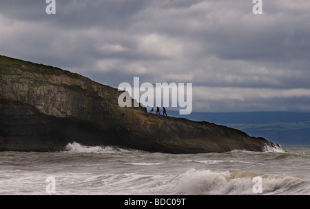 Zwei Angler aus einer Landzunge im Dunraven Bay in South Wales.  Foto von Gordon Scammell Stockfoto