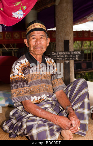 Indonesien Sulawesi Tana Toraja Bebo Dorf traditionell gekleidet, elder ruhen im Schatten Stockfoto