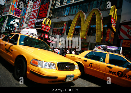 Gelben Taxis oder Taxi biegen Sie am Broadway und einen Fußgängerweg überqueren, da sie von einem sonnigen Tag am Time Square in New York Cit ankommen Stockfoto