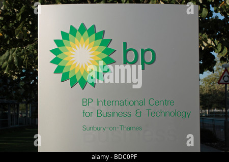 Melden Sie sich am Eingang zum BP International Centre for Business & Technology, Sunbury on Thames, Middlesex, UK. Stockfoto