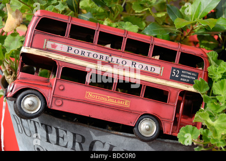 Modell-Nachbau des roten London Doppeldeckerbus in Portobello Road Antiquitätengeschäft London England Stockfoto