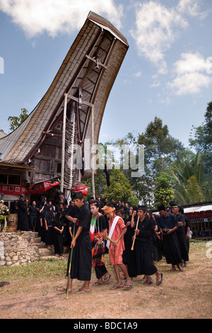 Indonesien Sulawesi Tana Toraja Bebo Toraja Beerdigung traditionell gekleidet Familie trauernden Verarbeitung Stockfoto