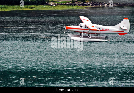 Juneau, Alaska, ein Sightseeing-Flugzeug Landung im Gastineau Channel. Stockfoto