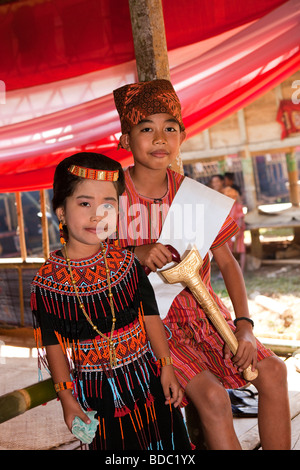 Indonesien Sulawesi Tana Toraja Bebo Toraja Beerdigung Feier Dorfkinder in traditioneller Tracht Stockfoto