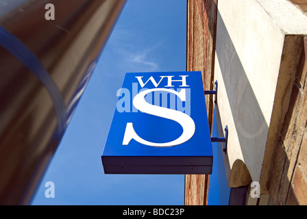 Logos und Zeichen der britischen Händler w.h.smith in East Sheen, Südwesten von London, england Stockfoto