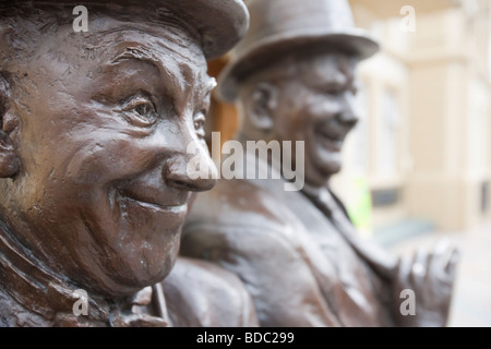 Laurel und Hardy Statue außerhalb Ulverston s Krönungssaal von Graham Ibbeson geformt Stockfoto