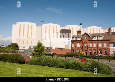 BAE Systeme Gebäude überschatten alte Reihenhäuser in Barrow in Furness, Cumbrias, UK. Stockfoto
