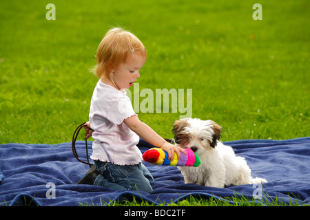 Kleines Mädchen mit gemischter Rasse Welpen Hundespielzeug Stockfoto