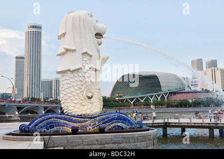 Merlion Statue und die Esplanade in der Innenstadt von Singapur Stockfoto