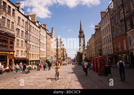 Die Royal Mile in Edinburgh mit Touristen im Sommer beschäftigt Stockfoto