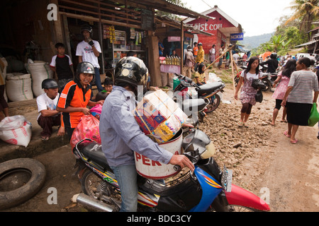 Indonesien Sulawesi Tana Toraja Totumbang Dorf wöchentlichen Markt Mann kauft auf überladene Motorrad Stockfoto