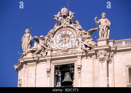 Italien, Rom, Petersdom, antike Uhr aus nächster Nähe Stockfoto