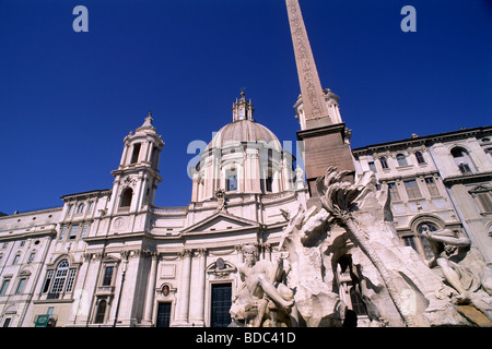 Italien, Rom, Piazza Navona, Brunnen der vier Flüsse und Kirche Sant'Agnese in Agone Stockfoto