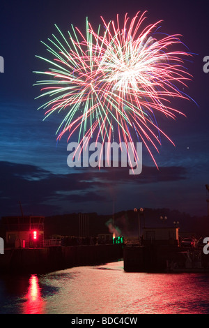 Feuerwerk am Nationalfeiertag 14. Juli über den Hafen und das Meer Schloss bei Paimpol, Bretagne, Nord-Frankreich. Stockfoto