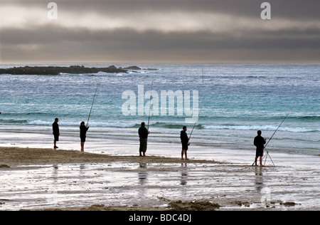 Nähert sich Gewitterwolken als Angler abseits Fische den Strand von Sennen in Cornwall Stockfoto