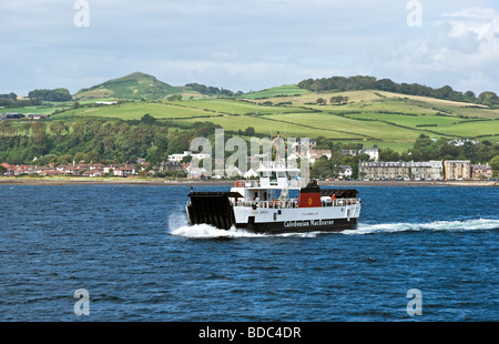 CalMac Autofähre Loch Bhrusda seinen Weg von Largs in Ayrshire, Schottland, kleine Insel Great Cumbrae Pflügen Stockfoto