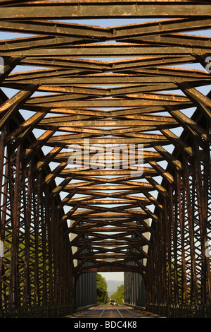 Alte Eisenbahnbrücke über den Rhein in der Nähe von Wintersdorf Deutschland Stockfoto