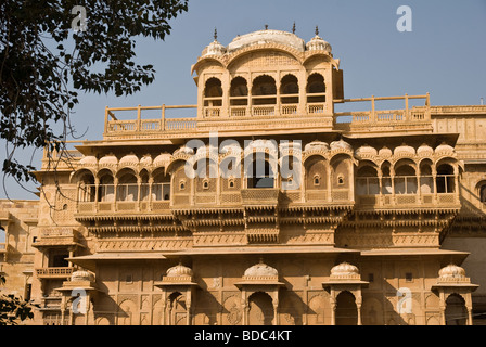 Eine wunderschön geschnitzte Fassade ein Haveli in Jaisalmer, Rajasthan, Indien Stockfoto