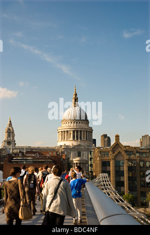 Menschen Sie Kreuzung Millennium Bridge und St. Pauls Kathedrale im Hintergrund London England UK Stockfoto