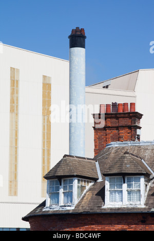 BAE Systeme Gebäude überschatten alte Reihenhäuser in Barrow in Furness, Cumbrias, UK. Stockfoto