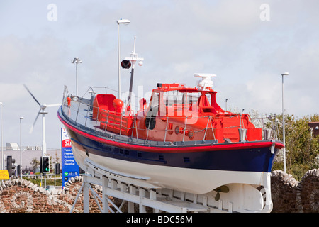 Eine alte Rettungsboot außerhalb des Dock-Museums in Barrow in Furness Cumbria UK Stockfoto