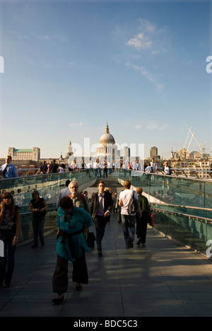 Menschen Sie Kreuzung Millennium Bridge und St. Pauls Kathedrale im Hintergrund London England UK Stockfoto