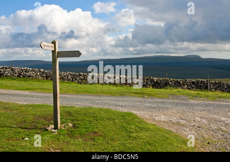 Wanderweg-Zeichen auf der Pennine Way mit Blick auf Pen-y-Gent von Cam High Road. Stockfoto