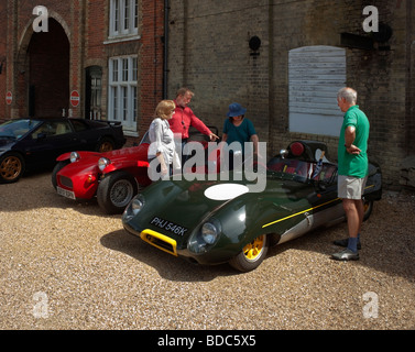 Auto-Enthusiasten einen klassischen Sportwagen von Lotus 11 zu bewundern. Stockfoto