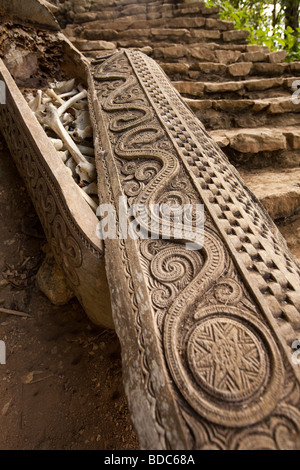 Indonesien Sulawesi Tana Toraja Kete Kesu ausgesetzt Knochen der toten Vorfahren in kunstvoll geschnitzten hölzernen Sarg Stockfoto