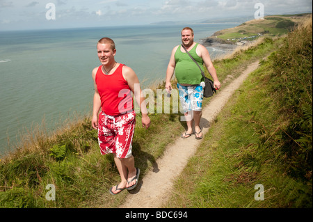 Sommermorgen, wales zwei Männer zu Fuß entlang der Cardigan Bay Ceredigion Erbe Küsten Weg west UK Stockfoto