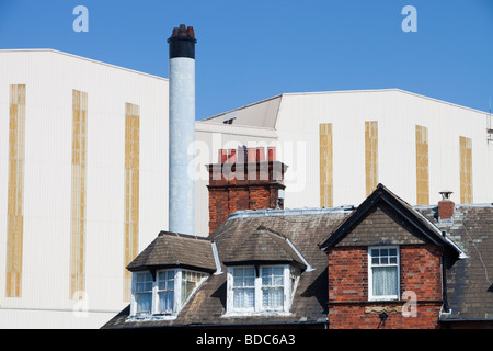 BAE Systeme Gebäude überschatten alte Reihenhäuser in Barrow in Furness Cumbrias UK Stockfoto