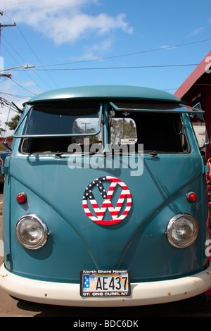 Volkswagen Microbus mit VW-Logo mit Sternen und Streifen gemalt geparkt in Haleiwa Oahu Hawaii Stockfoto