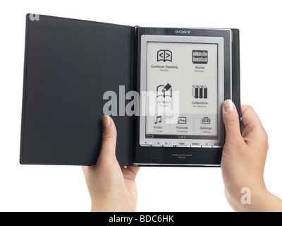 Frau Sony Reader e-Book öffnen Stockfoto