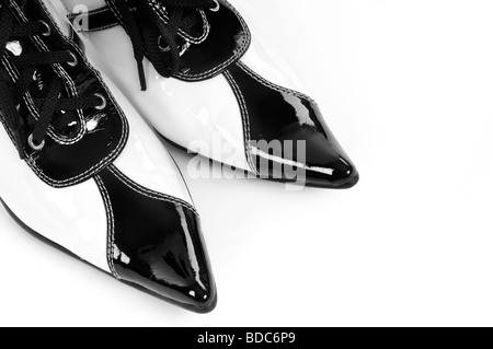 Ausgefallene lackiert Schwarz weiße Schuhe Stockfoto