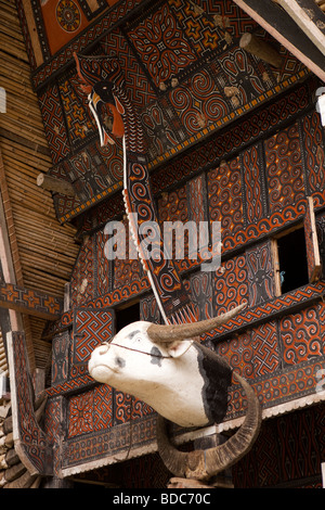 Indonesien Sulawesi Tana Toraja Kete Kesu traditionelle Tongkonan Dorfhaus mit Büffel Kopf und Katik Vogel Holzschnitzereien Stockfoto