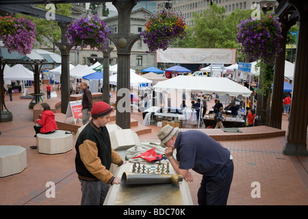Zwei Männer spielen Schach in Pioneer Courthouse Square, Portland, Oregon Stockfoto