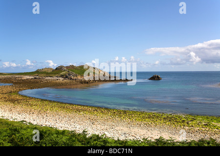 Blick auf White Island vom Küstenweg auf St Martins gesehen. Isles Of Scilly. Stockfoto