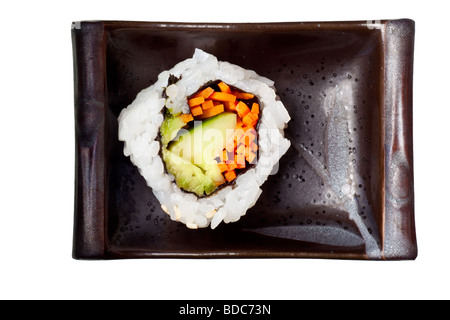 Vegetarische Sushi California roll mit Reis und Algen isoliert auf weißem Hintergrund Stockfoto