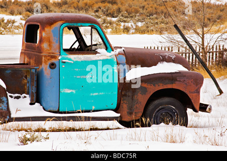 Ein Alter rostigen LKW parkte vor einem alten Haus in Leadville, Colorado Stockfoto