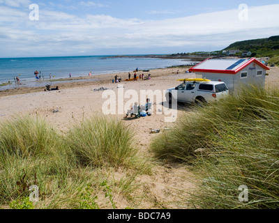 Ein Blick durch den Rasen am Strand in Port Eynon, Gower Halbinsel Swansea Wales UK Stockfoto