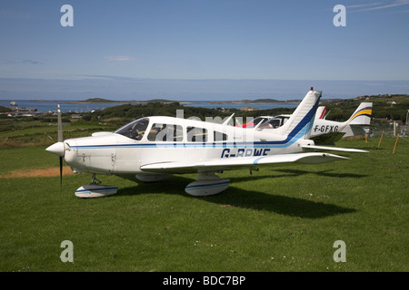 Kleine Flugzeuge am Flughafen St Mary auf den Scilly-Inseln Stockfoto