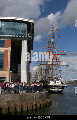 Großsegler festgemacht am Clarendon Dock außerhalb eines Bürogebäudes während der Großsegler Besuch in Belfast im Jahr 2009 Stockfoto