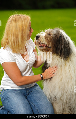 Frau mit Bobtail Old English Sheepdog Stockfoto