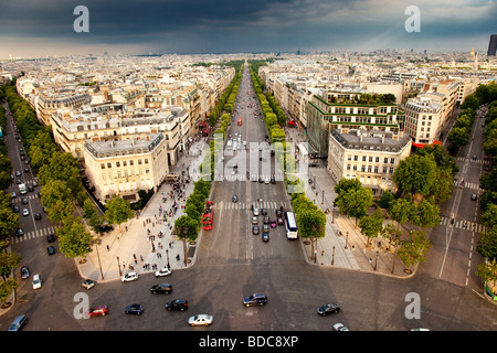 Champs Elysee und Blick auf Paris von oben des Arc de Triomphe, Frankreich Stockfoto