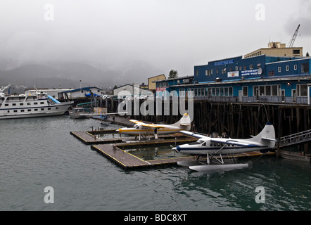 Sightseeing-Wasserflugzeuge geparkt am Wasser an einem nebligen Morgen in Juneau, Alaska Stockfoto