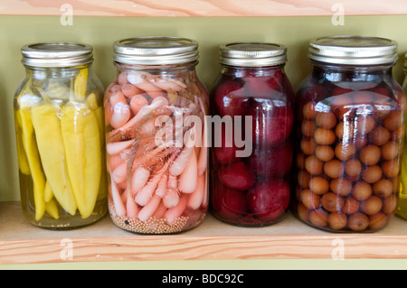 Eine Reihe eingelegter Gemüsekonfitüren und Saucen in mason-Gläsern in einem Restaurant in Toronto, Kanada. Stockfoto