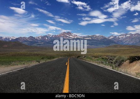 Weiten, offenen Landstraße in der östlichen Sierra Stockfoto